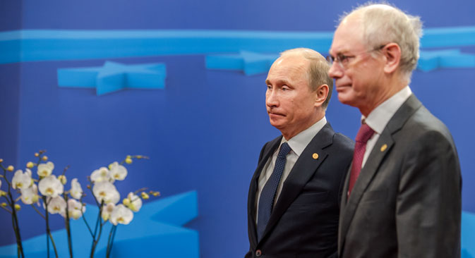 Il Presidente della Federazione Russa Vladimir Putin con il presidente del Consiglio Europeo Herman Van Rompuy al summit Russia-Ue di Bruxelles (Foto: Ap)