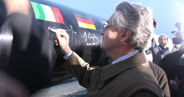L'ambasciatore italiano a Mosca Antonio Zanardi Landi lascia una firma-ricordo sul gasdotto (Foto: Evgeny Utkin)