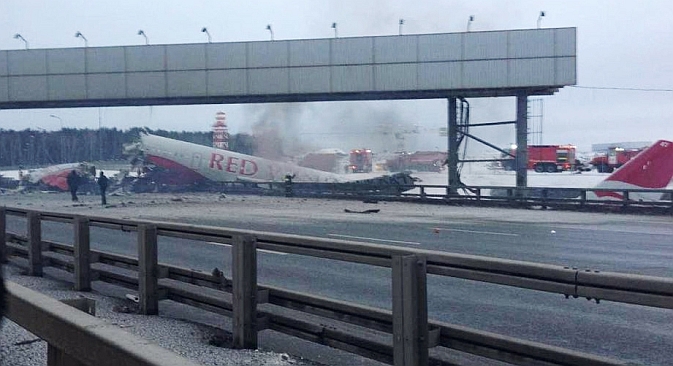 Il Tupolev Tu-204 che si è schiantato a ridosso dell'aeroporto di Vnukovo, a Mosca, durante la fase di atterraggio (Foto:  RIA Novosti)