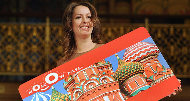 Ksenia Zemskova, direttrice del portale d'informazione sulla capitale, Wow Moscow, presenta la carta turistica della città (Foto: Itar-Tass)