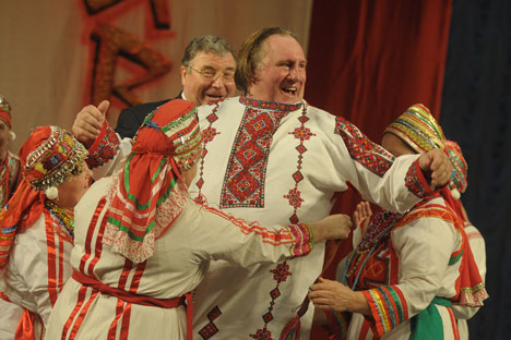 L'attore Gérard Depardieu, divenuto cittadino russo, festeggia indossando abiti tradizionali e ballando (Foto: Itar-Tass)