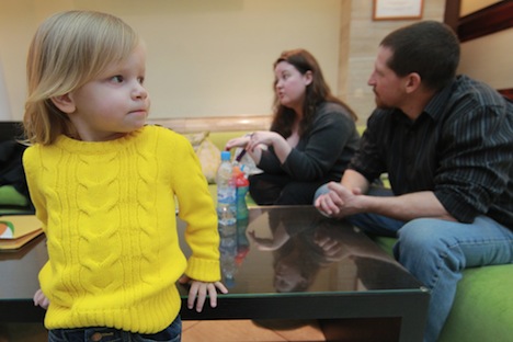 Una famiglia americana riceve i documenti per l’adozione: Whitney Olson e Dack Little con la loro figlia russa adottiva Alena (Foto: RIA Novosti / Vitaly Belousov)