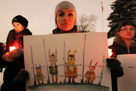 Una manifestante solitaria contro la legge che vieta le adozioni di bambini russi a cittadini americani (Foto: Itar-Tass)