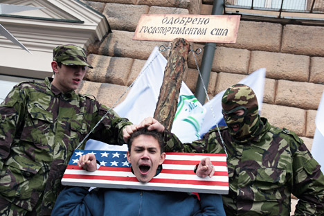 Un picchetto anti-americano a Mosca (Foto: Kommersant)
