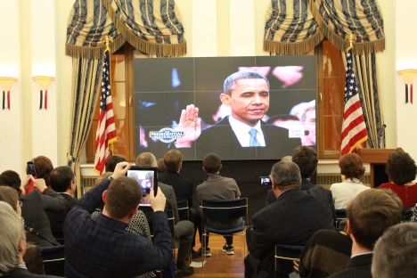 Gli ospiti invitati dall'ambasciata americana a Mosca per seguire il giuramento del presidente Barack Obama in diretta tv (Foto: Russia Oggi)