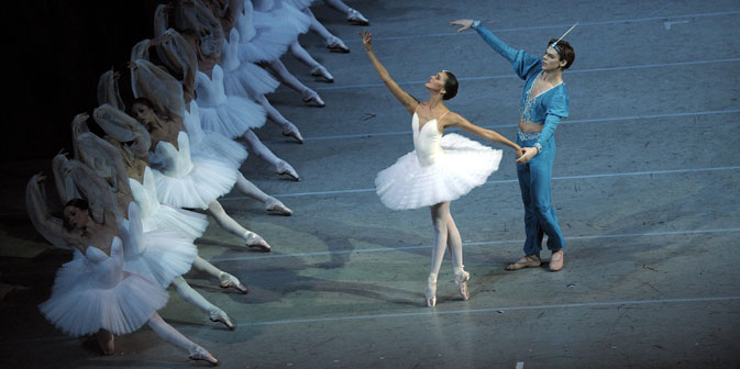 I solisti del Teatro Mariinskij Alina SOmova e Vladimir Shklyarov sulla scena del balletto "La Bayadere" (Foto: Itar-Tass/Interpress/Valentin Baranovskij)