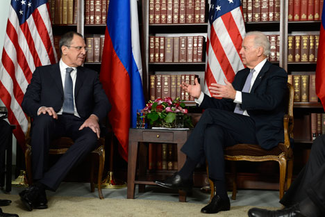 Il ministro degli Esteri russo, Sergei Lavrov, a sinistra, a colloquio con il vice presidente Usa Joe Biden (Foto: AFP/East News)