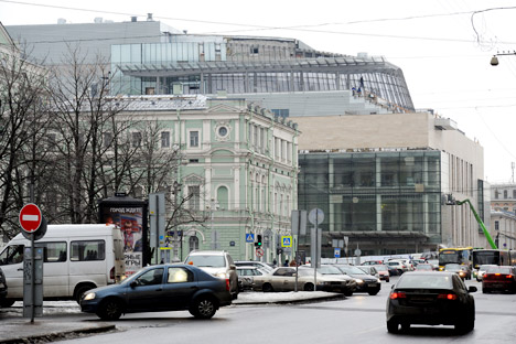 Il Mariinskij II, come la nuova costruzione è stata soprannominata, occupa un intero isolato nel centro di San Pietroburgo ed è in fase di costruzione nelle immediate vicinanze dello storico edificio del Mariinskij (Foto: Itar-Tass)
