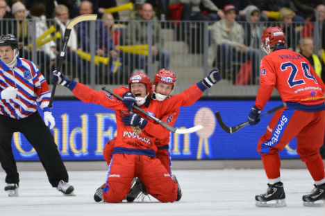 Evgeny Ivanushkin e Yuri Shardakov esultano dopo il 3-1 durante il Campionato del Mondo di bandy, dove la Nazionale russa ha battuto la Svezia in finale riconquistando il titolo mondiale (Foto: АFP/East News)