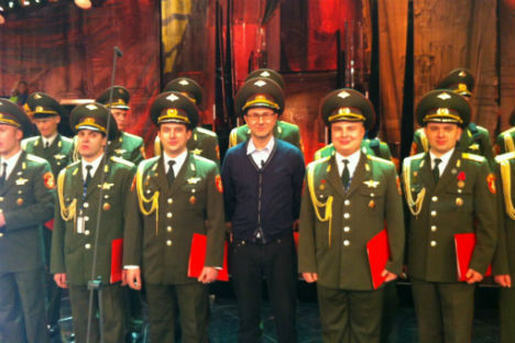 Fabio Fazio, al centro in blu, posa con i membri del Coro dell'Armata Rossa, saliti sul palco dell'Ariston per la prima serata del Festival di Sanremo (Fonte: Fabio Fazio)