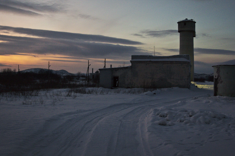 La città fantasma di Korzunovo, nel Nord della Russia, al confine con la Norvegia (Foto: Anton Panin / Vyacheslav Vazyulya)
