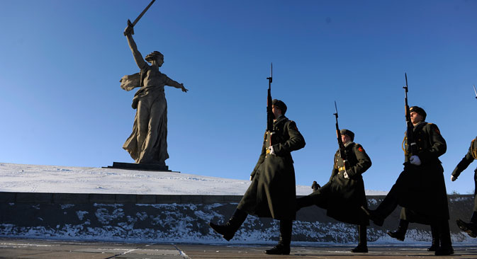 Le celebrazioni ai piedi del monumento simbolo di Volgograd, la Grande Patria Chiama (Foto: Mikhail Mordasov)