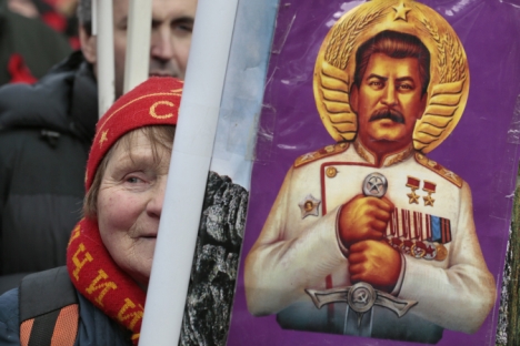 Una donna con un ritratto di Iosif Stalin partecipa al corteo dei comunisti nel Giorno del Difensore della Patria, il 23 dicembre 2013 (Foto: Ap)