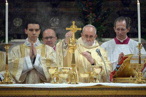 Jorge Mario Bergoglio, eletto Papa dopo le dimissioni di Benedetto XVI, alla sua prima celebrazione (Foto: Reuters/Vostock Photo)