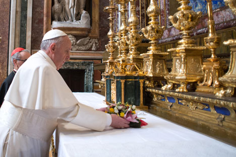 Papa Francesco, all'indomani dell'elezione, in preghiera a Santa Maria Maggiore (Foto: Reuters/Vostock Photo)