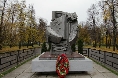 Il monumento eretto allo stadio Luzhniki di Mosca in memoria dei tifosi morti il 20 ottobre 1982 durante gli scontri al termine della partita Spartak-Haarlem (Foto: Ria Novosti)