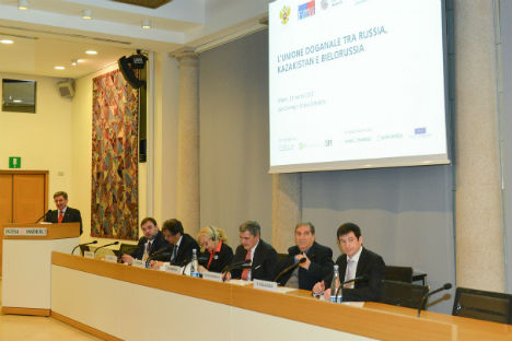 Il tavolo dei relatori seminario “L’Unione doganale tra Russia, Kazakhstan e Bielorussia”, a Milano il 21 marzo 2013 (Foto: Ufficio stampa)