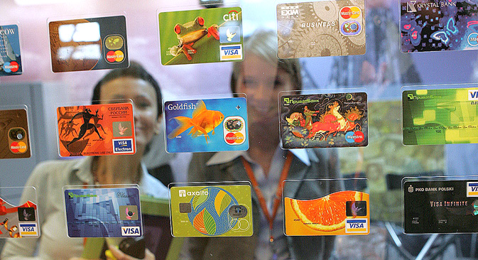 Esposizione di carte di credito. Per fronteggiare l'evasione, il governo russo intende bandire il contante sopra la somma di 300mila rubli, a partire dal 2015 (Foto: PhotoXPress)