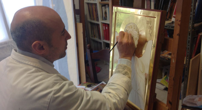 Il maestro Giovanni Raffa mentre dipinge l'Arcangelo Michele (Foto: archivio personale)