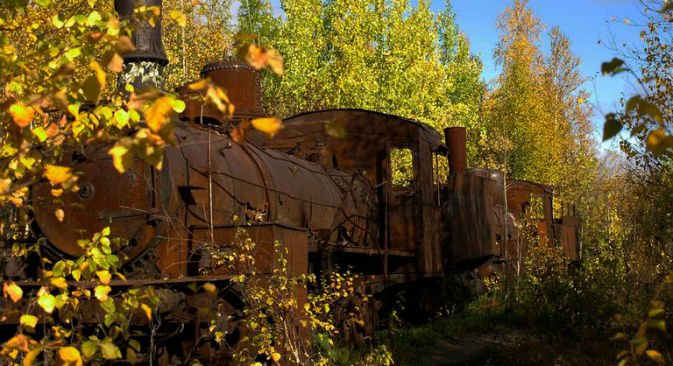Locomotive abbandonate e argini crollati: sono questi i fantasmi che si incontrano sulla Ferrovia 501, mai terminata (Foto: Alberto Caspani)