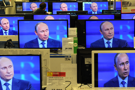 Televisioni in un negozio di elettronica di Mosca sintonizzate sulla diretta Tv del Presidente russo Vladimir Putin, il 25 aprile 2013 (Foto: AFP / East News)