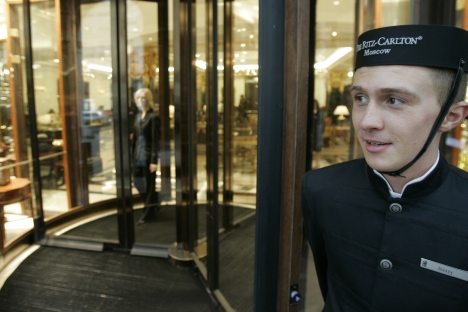 All'ingresso dell'Hotel Ritz-Carlton, vicino alla Piazza Rossa, a Mosca (Foto: Reuters)
