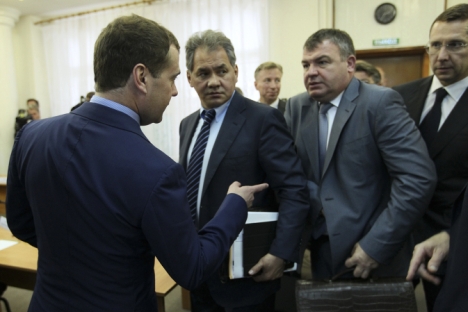 L'ex ministro della Difesa Anatoly Serdyukov, secondo da destra, silurato nell'autunno 2012 per via di un'inchiesta (Foto: Reuters)