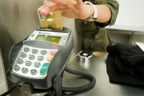 I pagamenti senza contanti si tradurranno in prezzi più elevati per alcuni beni e servizi, secondo gli esperti (Foto: PhotoXPress)