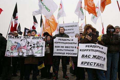 Partecipanti al raduno di protesta anti-corruzione a San Pietroburgo. Sui cartelli si legge: "Predatori e funzionari corrotti: non c'è posto per voi nella capitale culturale della Russia" (Foto: Itar-Tass)