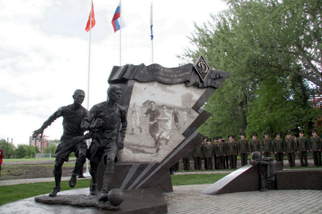 Il monumento eretto a San Pietroburgo in memoria dello storico incontro giocato durante l'assedio di Leningrado (Foto: Itar-Tass)