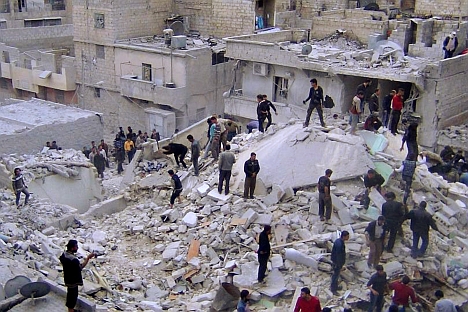 Soccorritori al lavoro tra le macerie di un edificio abbattuto dalla milizia governativa siriana ad Aleppo (Foto: Ap)