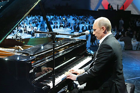 Vladímir Putin canta "Blueberry hill" (Foto: Reuters)