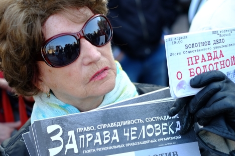 Una donna a una manifestazione a sostegno del blogger Alexei Navalny, leader dell'opposizione accusato di illeciti e sotto processo al Tribunale di Kirov. Sul cartello la scritta "Per i diritti umani" (Foto: RIA Novosti / Andrei Stenin)