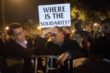 Manifestazione di protesta a Cipro contro la crisi finanziaria e contro le soluzioni ad essa imposte dall'Ue (Foto: Getty Images)