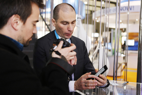 Vladislav Martynov, ceo di Yota Devices, presenta il primo smartphone russo (Foto: Ufficio Stampa)