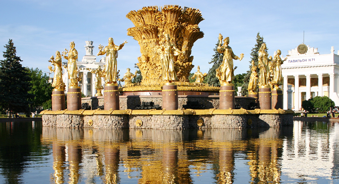 Il Comune di Mosca ha messo in preventivo due miliardi di dollari per il restauro del centro VDNKh. Nella foto la fontana intitolata all'"Amicizia tra i popoli" (Foto: Itar-Tass)