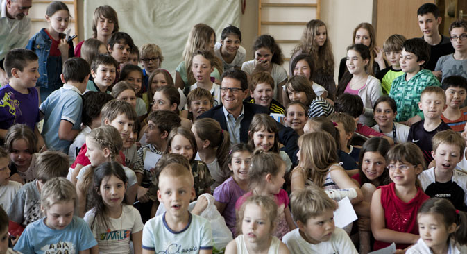 Mister Fabio Capello insieme ai ragazzi della scuola Italo Calvino di Mosca (Foto: Kirill Lagutko)