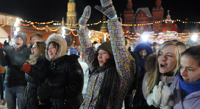 Giovani in Piazza Rossa festeggiano il Capodanno (Foto: Itar-Tass)