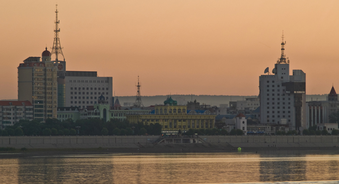 La russa Blagoveshchensk vista al di là del fiume Amur dalla cinese Heihe (Foto: Lori/Legion-Media)