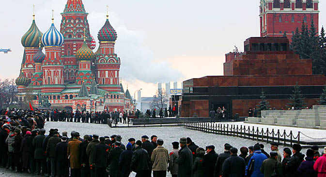Dopo mesi di restauro, il mausoleo di Lenin in Piazza Rossa si prepara ad accogliere nuovamente i visitatori (Foto: Afp)