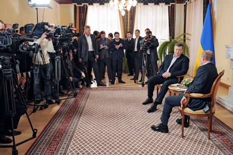 Il Presidente russo Vladimir Putin, di spalle, a colloquio con il presidente dell'Ucraina Viktor Yanukovich (Foto: Ria Novosti)