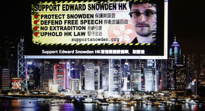 Un sito Web che supporta Edward Snowden, ex dipendente della Cia che ha rivelato documenti top-secret degli Stati Uniti, viene visualizzato su un maxi-schermo a Hong Kong (Foto: AP)