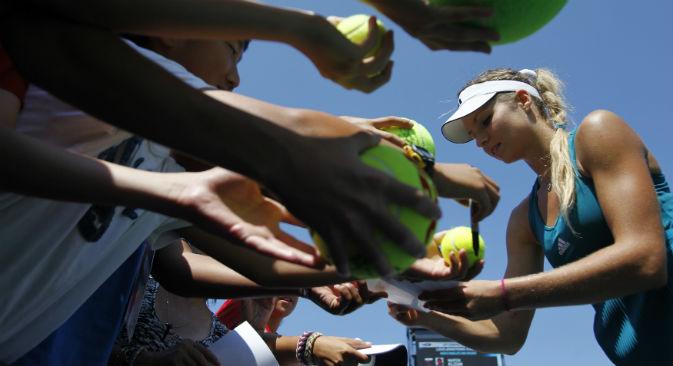 La tennista Maria Kirilenko assediata dai fan (Foto: Reuters)