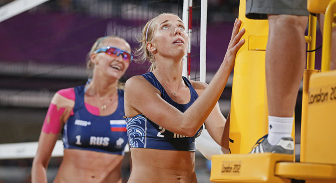 Le giocatrici di beach volley Evgenia Ukolova, a sinistra, ed Ekaterina Khomiakova (Foto: Reuters)
