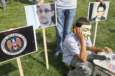 Sostenitori di Edward Snowden, l'ex dipendente Cia, dal 23 giugno 2013, bloccato nell'area transiti dell'aeroporto moscovita di Sheremetevo, ribattezzato la talpa del Datagate (Foto: Reuters) 