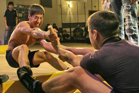 Il mas-wrestling è sport nazionale della Yakutia (Foto: Itar-Tass) 