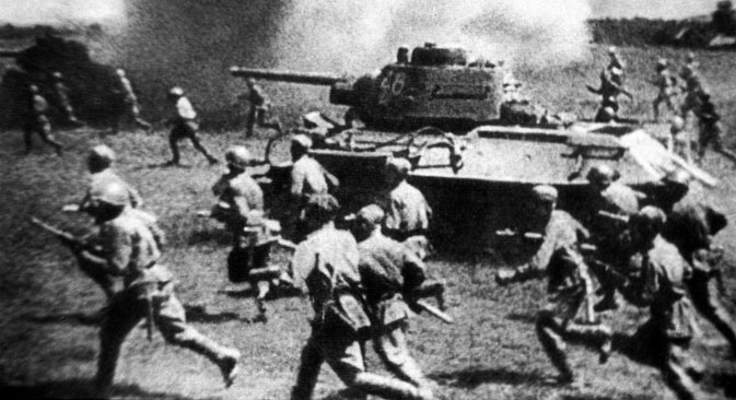 L'attacco delle truppe sovietiche (Foto dall'archivio storico Tass)