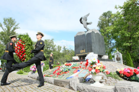 Corone di fiori vicino al monumento eretto in memoria delle vittime del Kursk, affondato il 12 agosto 2000 durante un'esercitazione nel Mare di Barents (Foto: Natalia Petra / RG)