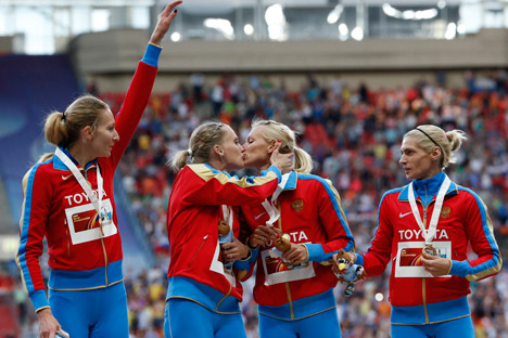Le atlete russe durante la premiazione per la vittoria nella staffetta 4x400 (Foto: Reuters)