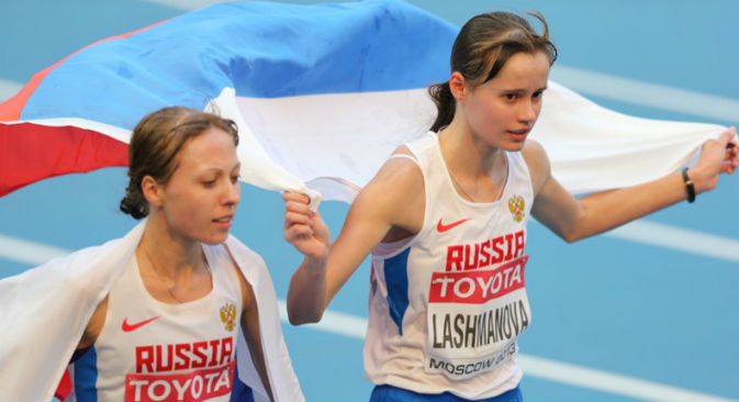 Da sinistra, Anisiya Kirdyapkina ed Elena Lashmanova, rispettivamente argento e oro nella marcia 20 chilometri ai Mondiali di atletica di Mosca (Foto: mos2013.ru)